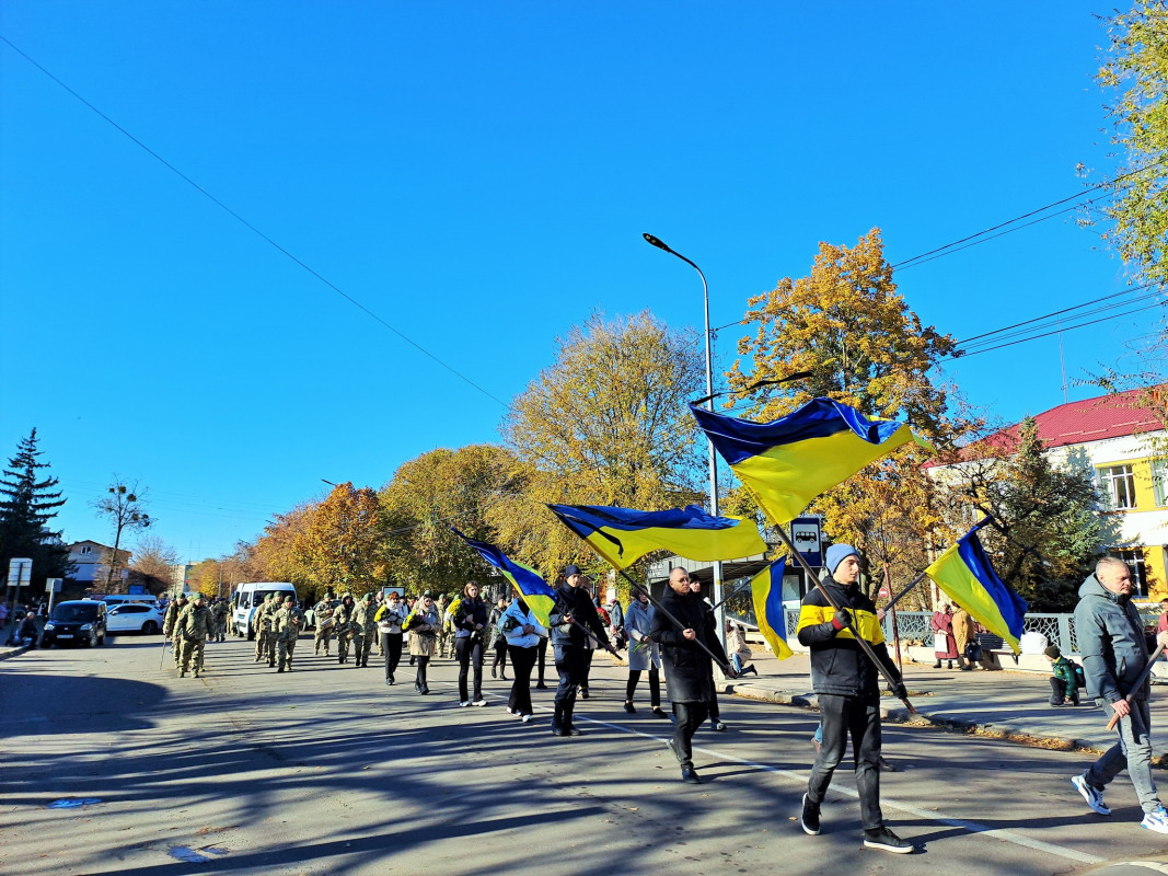 Коровай ділили на кладовищі: на Волині попрощалися з Героєм Максимом Хецером