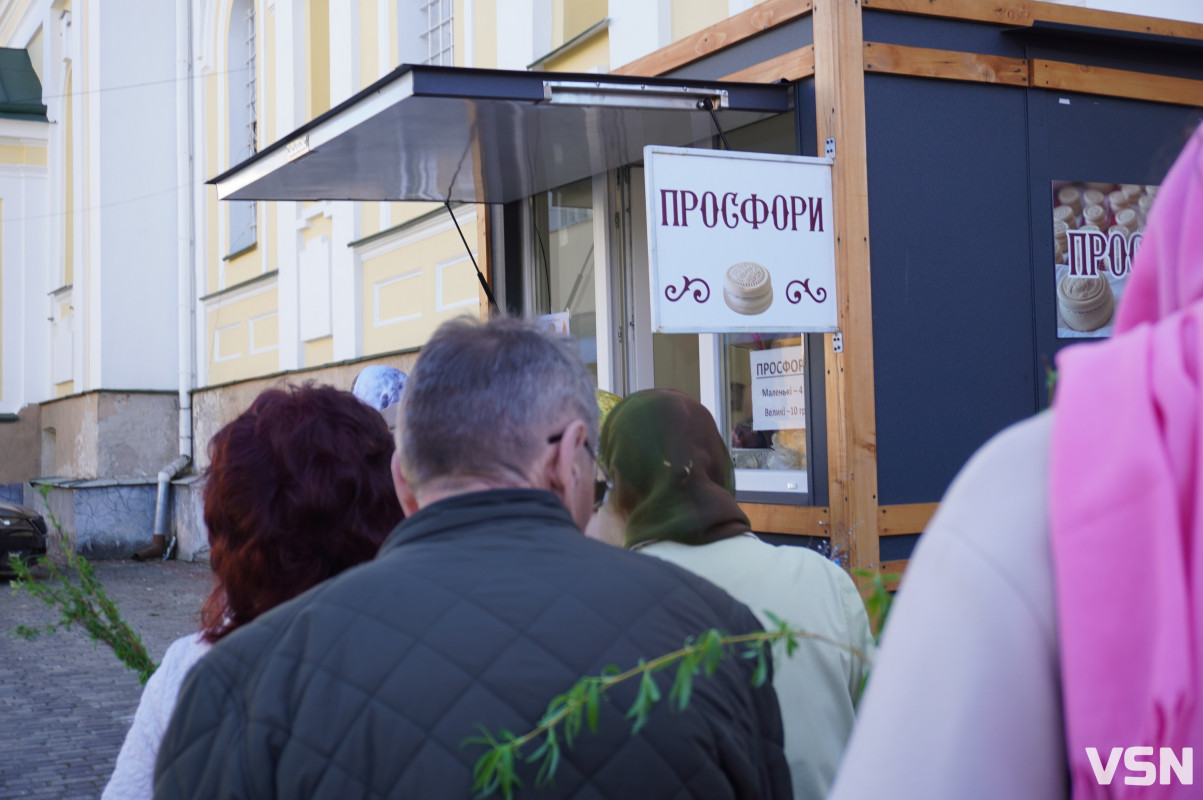 Сотні вірян прийшли освячувати вербу у головний собор Луцька. Фоторепортаж