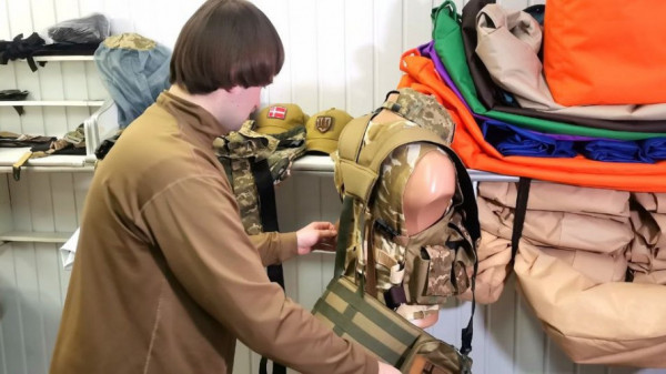 Кравець із Луцька пошив більше тисячі медичних сумок для військових