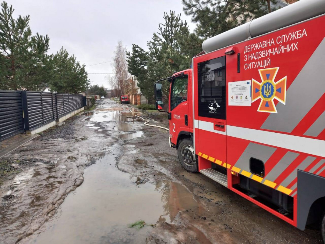 Волинь продовжує затоплювати: рятувальники щодня відкачують воду із подвір’їв і будинків