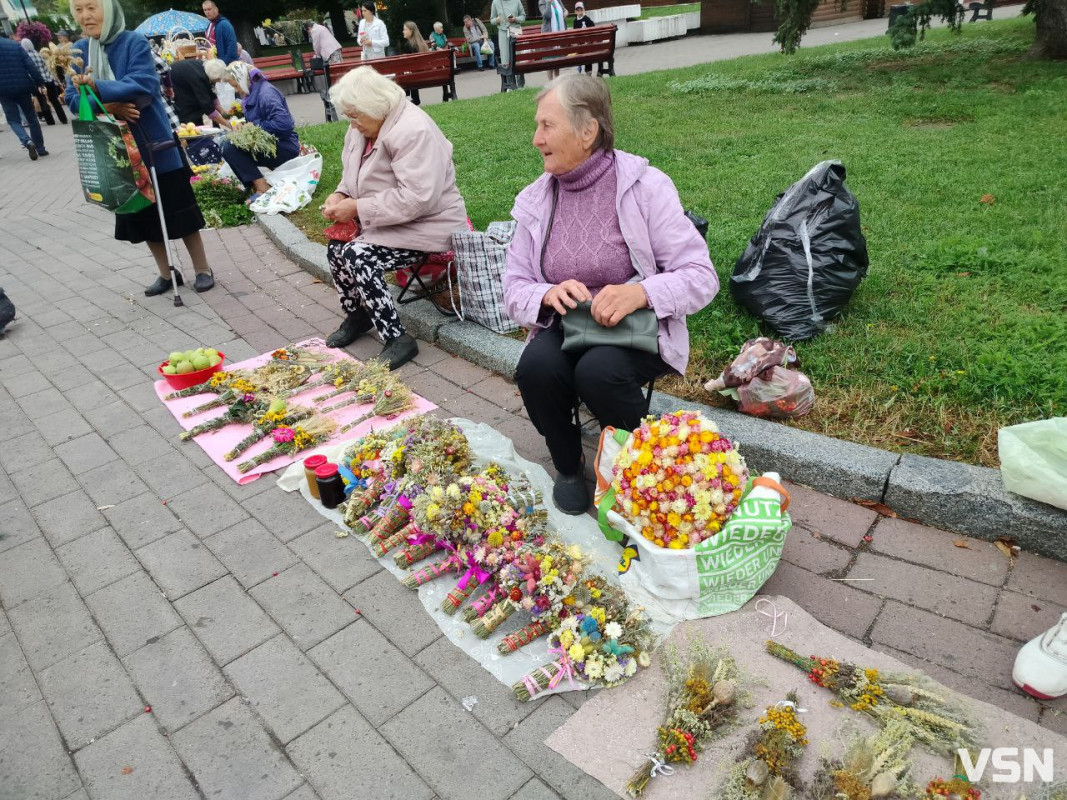 Як у центрі Луцька освячували кошики на Яблучний Спас. ФОТО