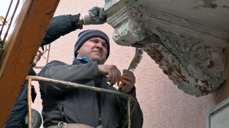 У Луцьку на проспекті Волі відновлюють аварійні балкони