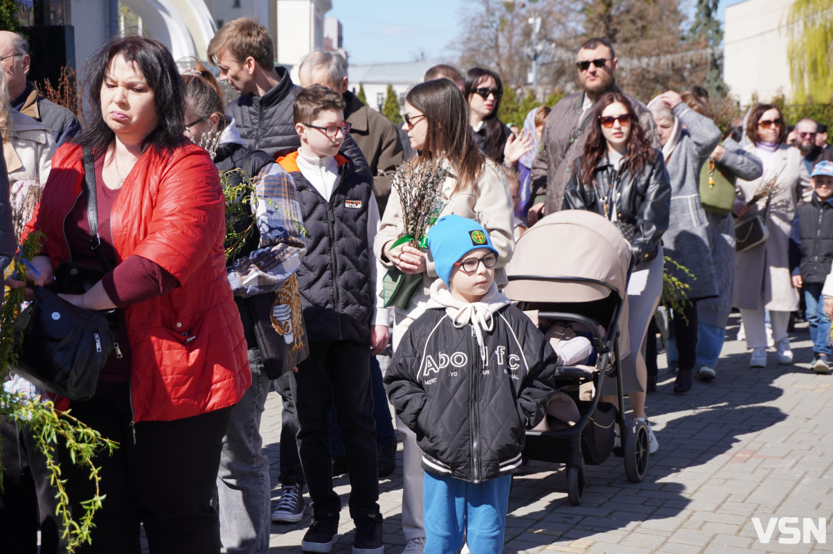 Сотні вірян прийшли освячувати вербу у головний собор Луцька. Фоторепортаж