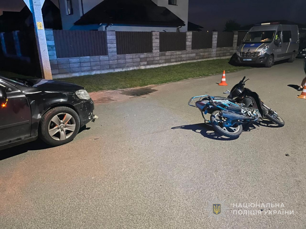 На Волині 13-річний хлопець за кермом авто збив 17-річну пішохідку, а 16-річний скутерист не розминувся з легковиком