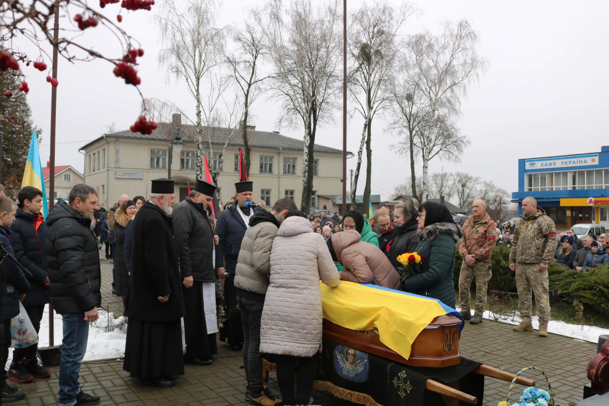 Пів року вважали зниклим безвісти: на Волині всім селом прощалися з 31-річним Героєм Іваном Майструком. Фото