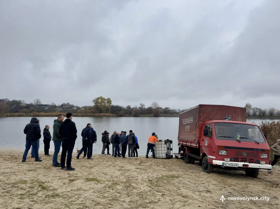 В озеро на Волині запустили майже пів тонни риби