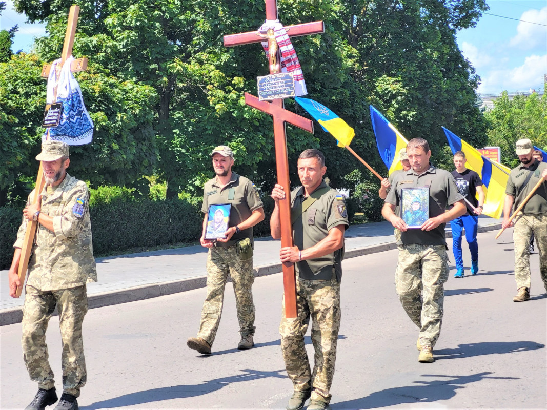 Чорний день: у громаді на Волині попрощалися одразу із двома Героями - Володимиром Лучиновичем та Олександром Берегою