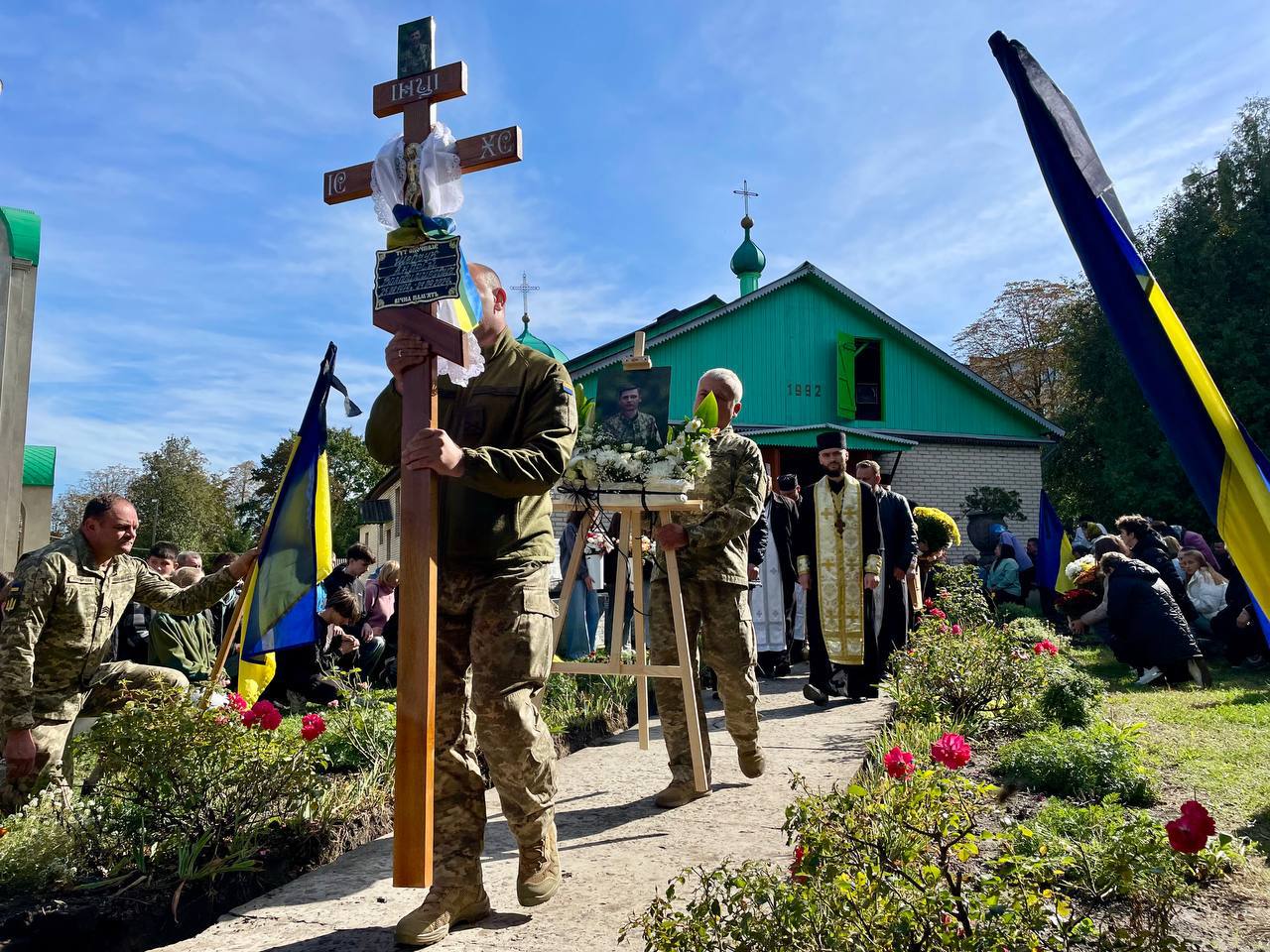 Вдовою залишилася дружина, осиротіли дві донечки: на Волині попрощалися з Героєм Андрієм Шевчуком