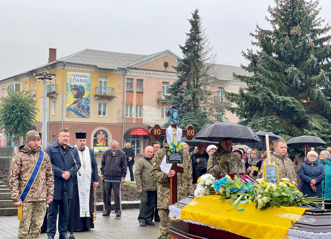 Загинув у бою півтора року тому: на Волині попрощались із Героєм України Костянтином Мрочком