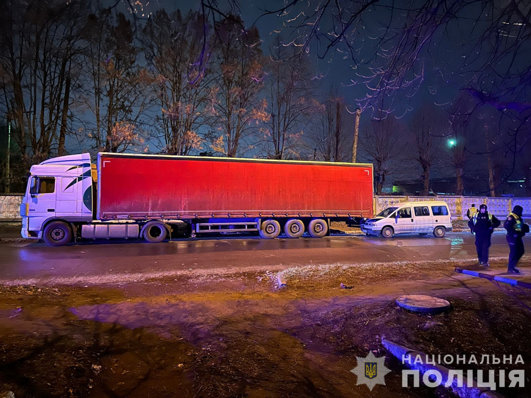 П'яний водій на мікроавтобусі зіткнувся з припаркованим тягачем: деталі аварії у Луцьку