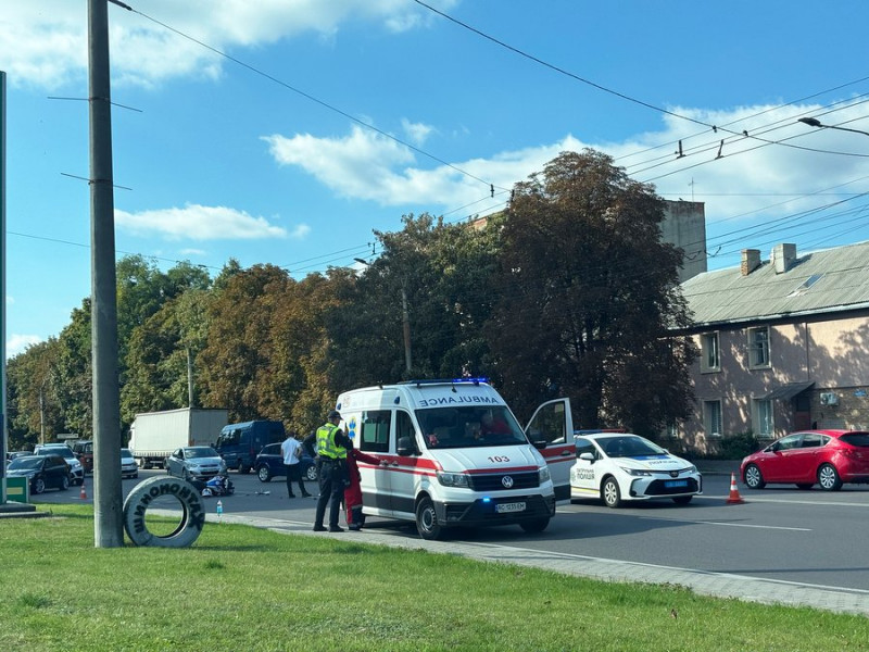 У Луцьку водійка «Ніссана» збила мотоцикліста: чоловік у лікарні з серйозними травмами