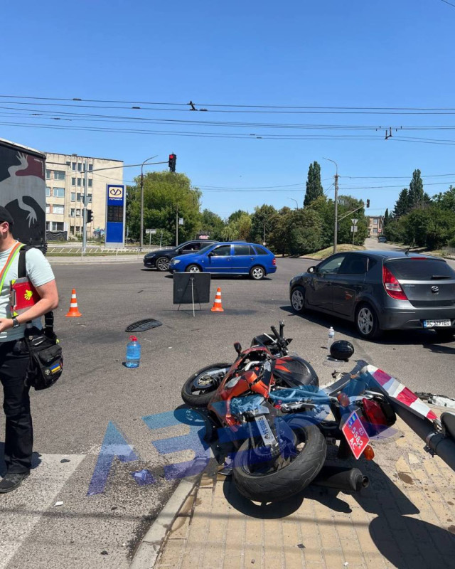 У Луцьку зіткнулися мотоцикл та автівка, є постраждалий