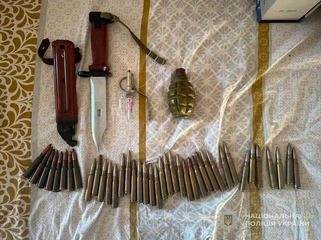 Збував револьвери через інтернет і відправляв поштою: на Волині викрили 38-річного торговця зброєю
