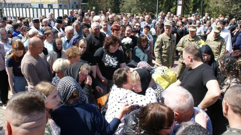 Після 789 днів очікування: на Волині провели в останню дорогу 21-річного Героя Івана Бречка