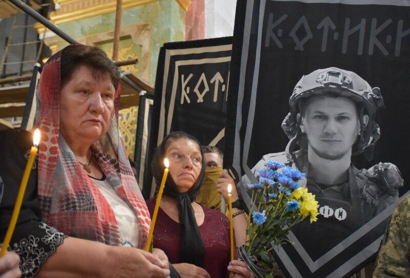На колінах і з молитвою: Луцька громада провела в останню путь трьох Героїв
