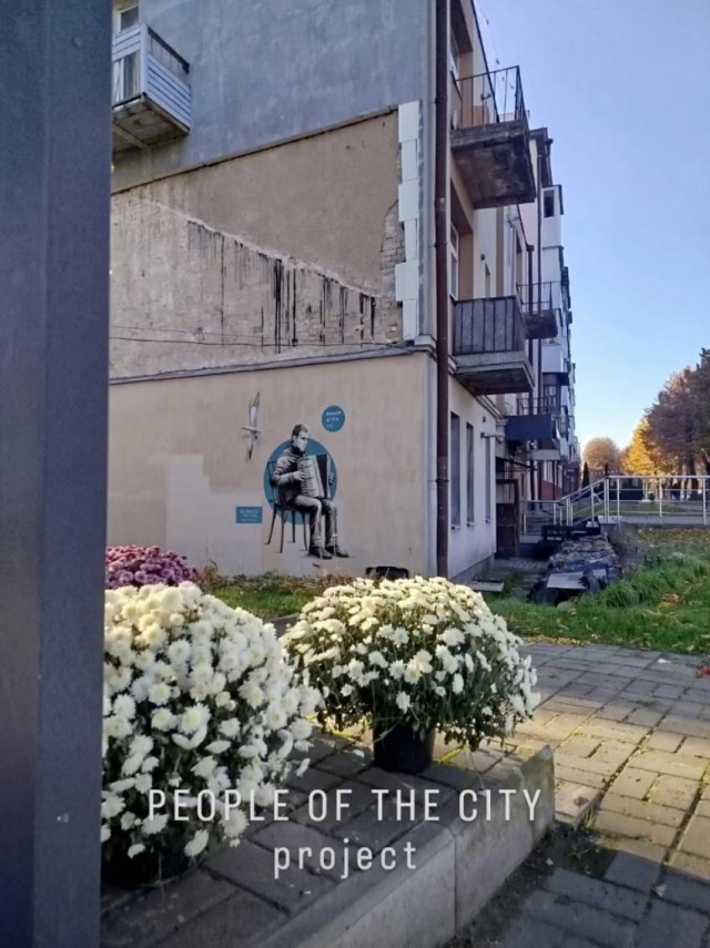 У Луцьку з’явився новий мурал із вуличним музикантом Сергієм Васевичем