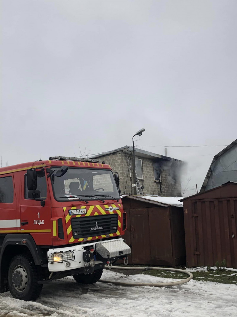 Працювало 18 рятувальників: у Луцьку сталася пожежа в гаражному секторі