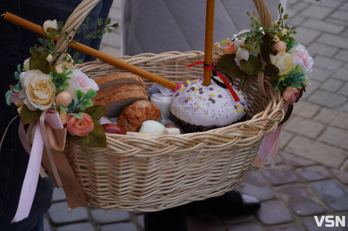 Як у Луцьку освячують Великодні кошики? Фоторепортаж