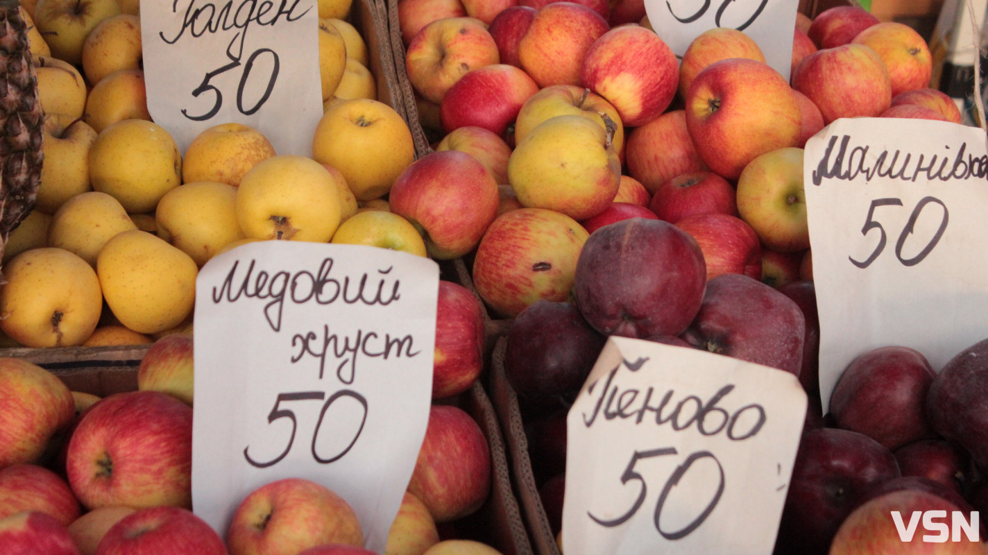 Скільки коштують фрукти на ринку у Луцьку?