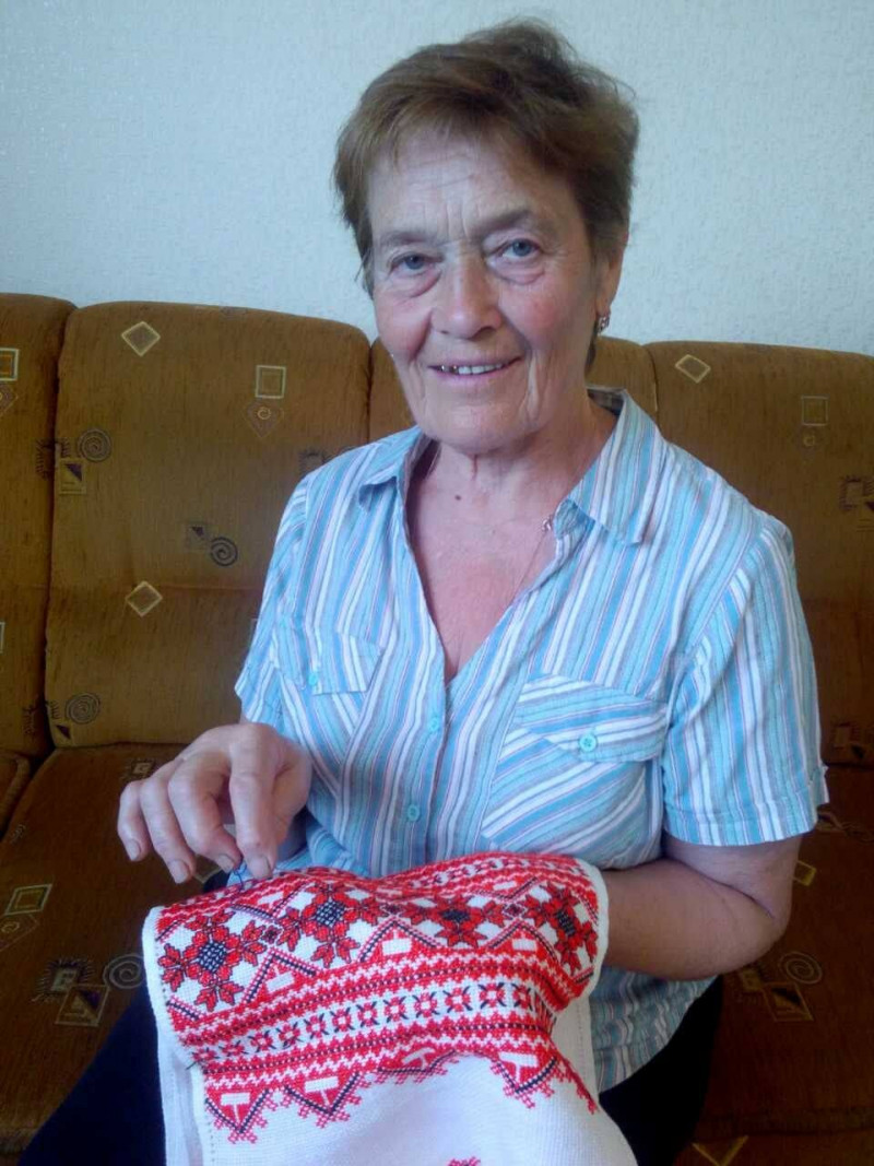 Пів століття присвятила медицині, а все життя — творчості: історія волинської вишивальниці
