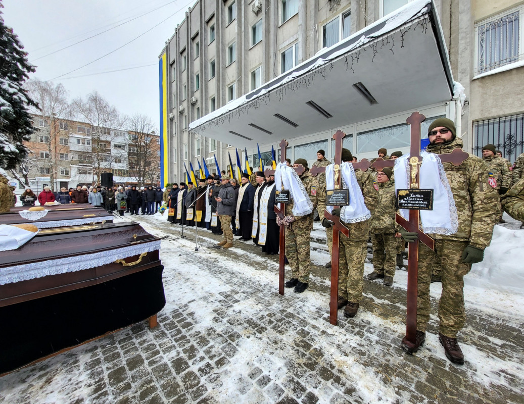 Чорний день: у громаді на Волині попрощалися відразу із трьома Героями