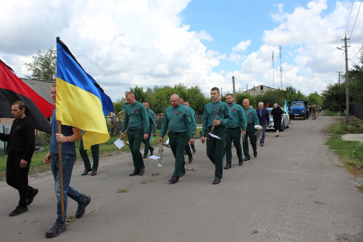 Незламний артилерист, нагороджений «Золотим хрестом»: на Волині попрощалися з Героєм Олегом Орлюком
