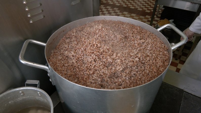 На роботу о 4 ранку: як під час відключень світла готують сніданки та обіди у школах Луцька