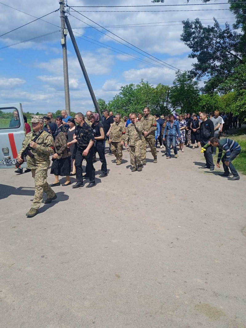 Більше ніколи не обніме 11-річну донечку: у Луцькому районі попрощалися із Героєм Валентином Луцьом