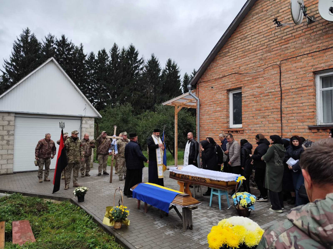 Овдовіла дружина, без батька залишилися син і донечка: на Волині попрощались з Героєм Олександром Мишком