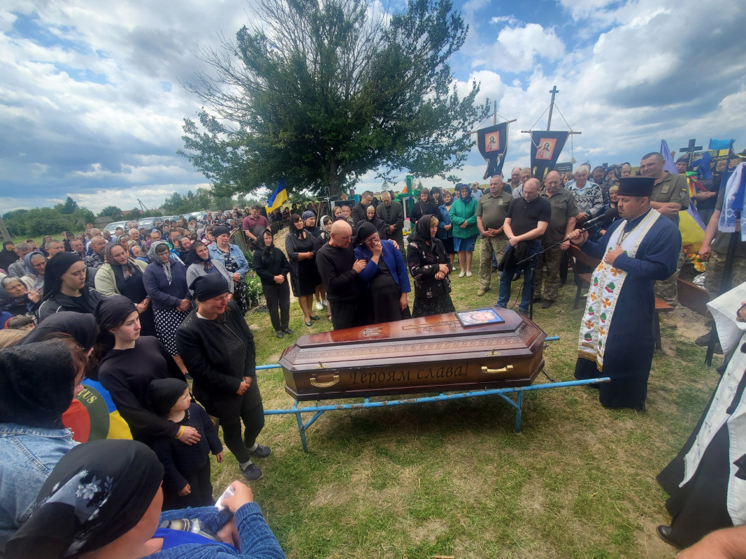 Дві доньки втратили батька: на Волині попрощалися з Героєм Владиславом Герасименком, який поліг на війні понад півтора року тому