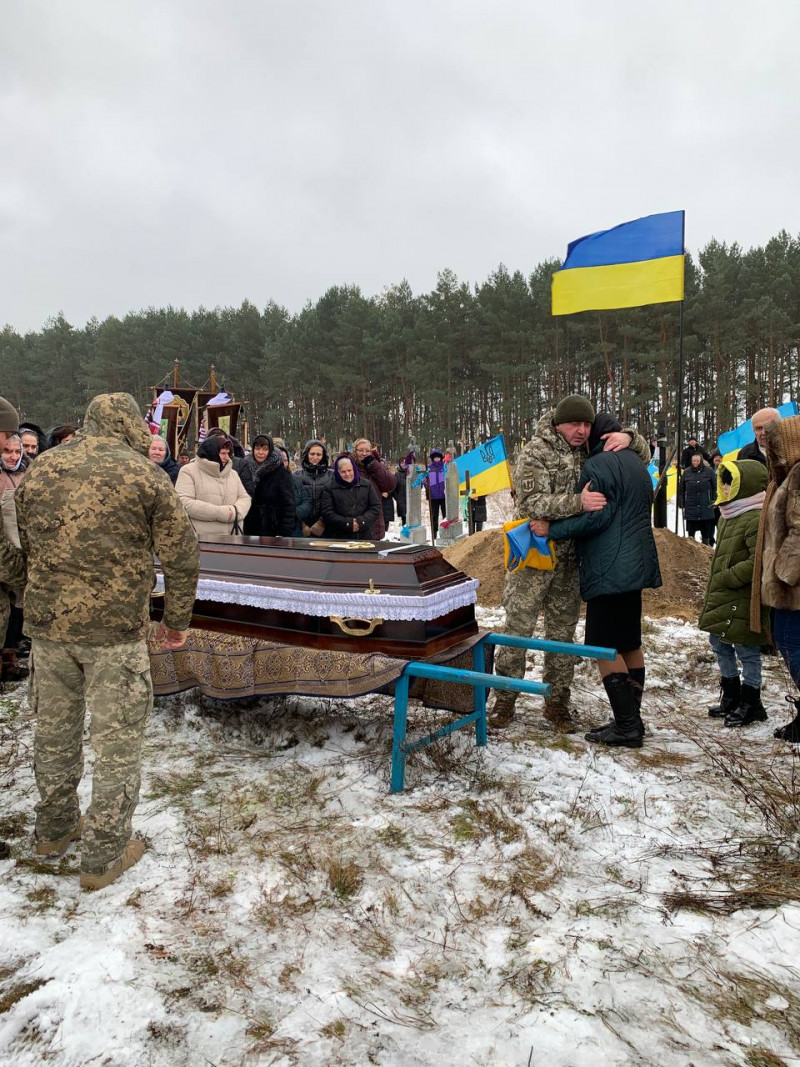 З травня вважався безвісти зниклим: на Волині поховали Героя Василя Саливончика. Фото