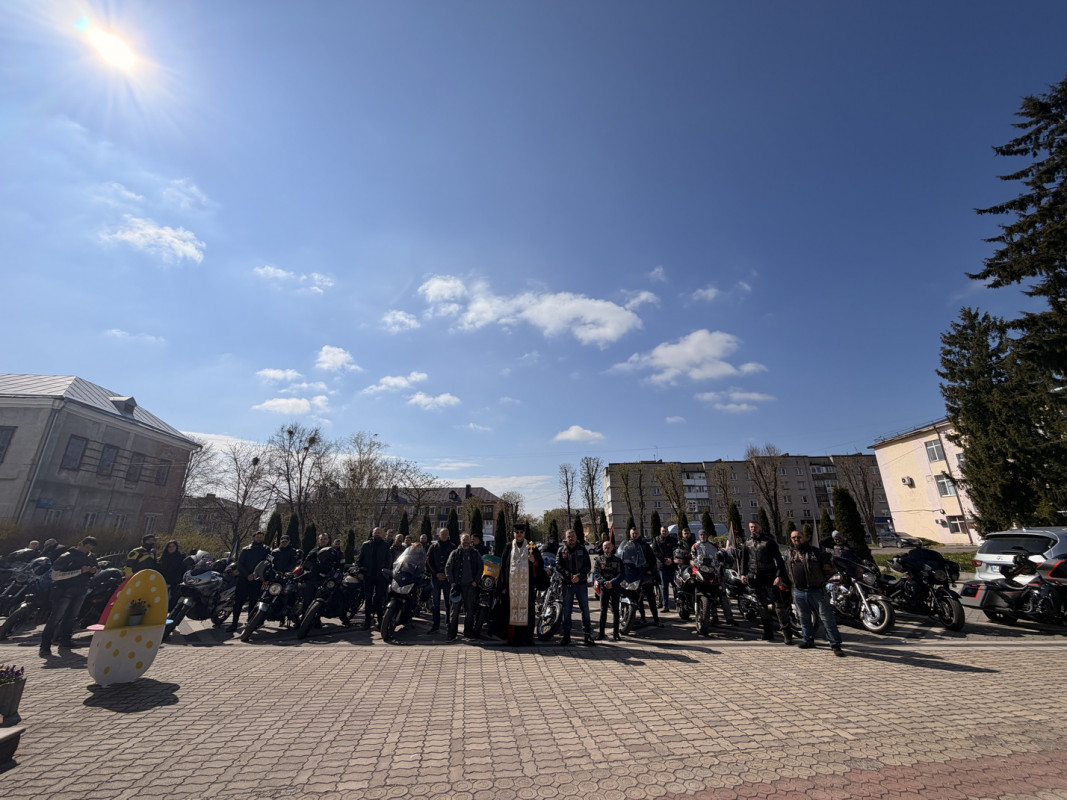 Байкери з усієї Волині за благословінням приїхали у Володимир