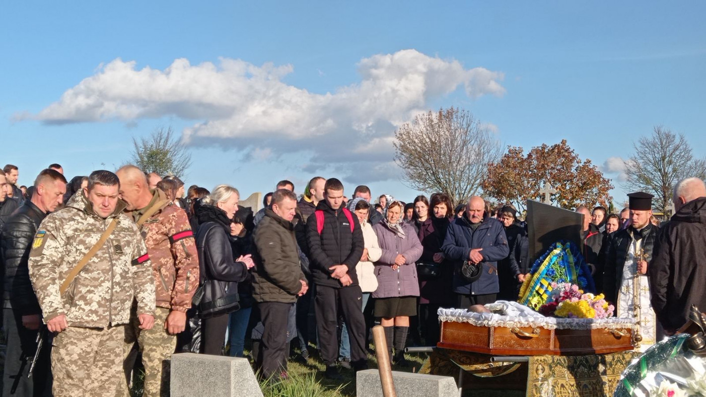 Два тижні тому виповнилося 29: у Луцькому районі все село попрощалося з молодим Героєм Якимом Киричуком. Фото