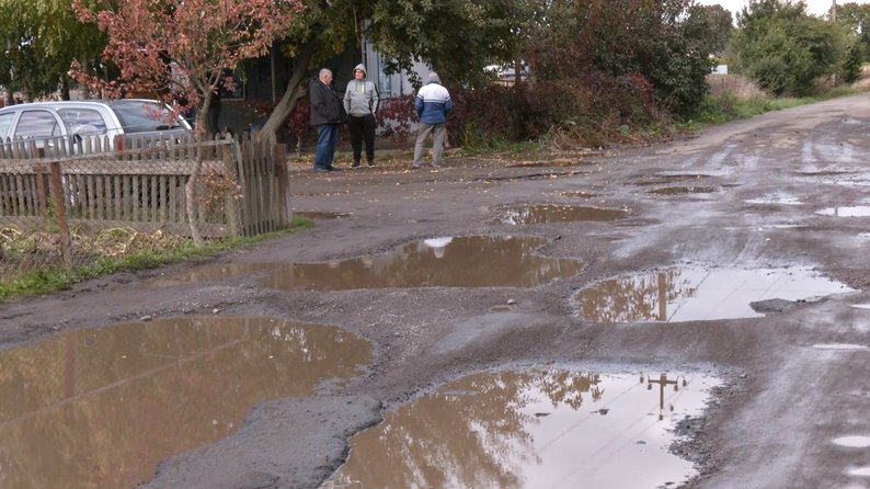 Не ремонтували більше десяти років: мешканці мікрорайону в Луцьку скаржаться на погану дорогу