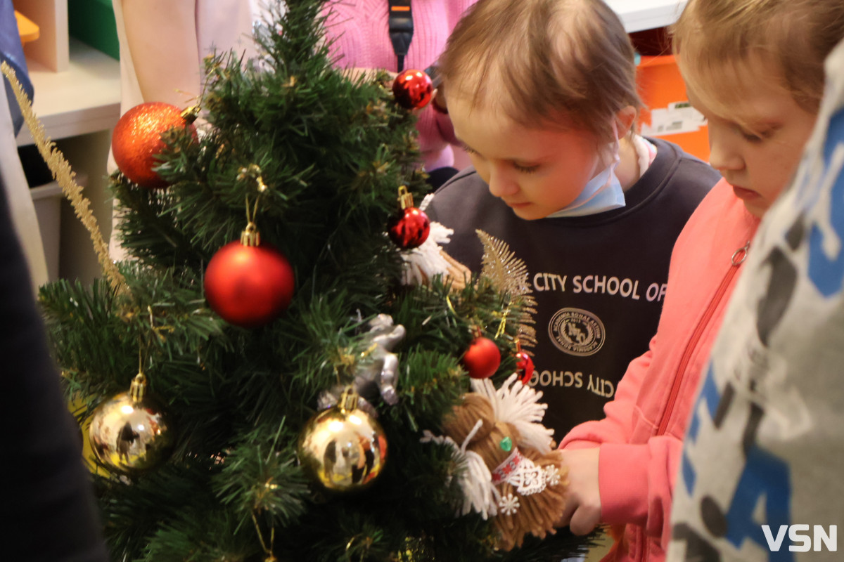 На Волині у лікарняних палатах засяяло свято: поліцейські подарували дітям день усмішок