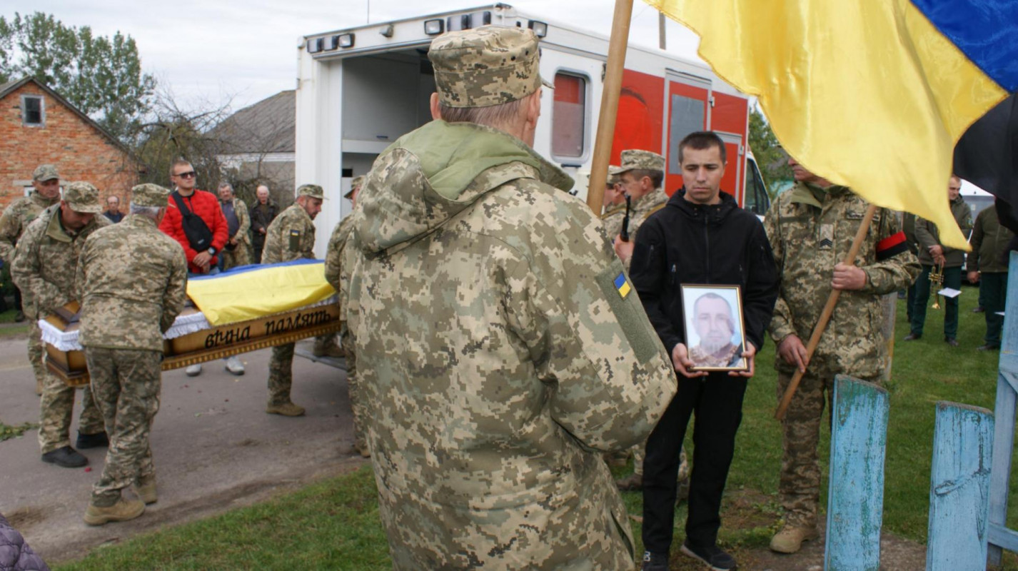 Рік тому одружився і мріяв про спільне майбутнє з коханою: на Волині поховали захисника Руслана Романюка