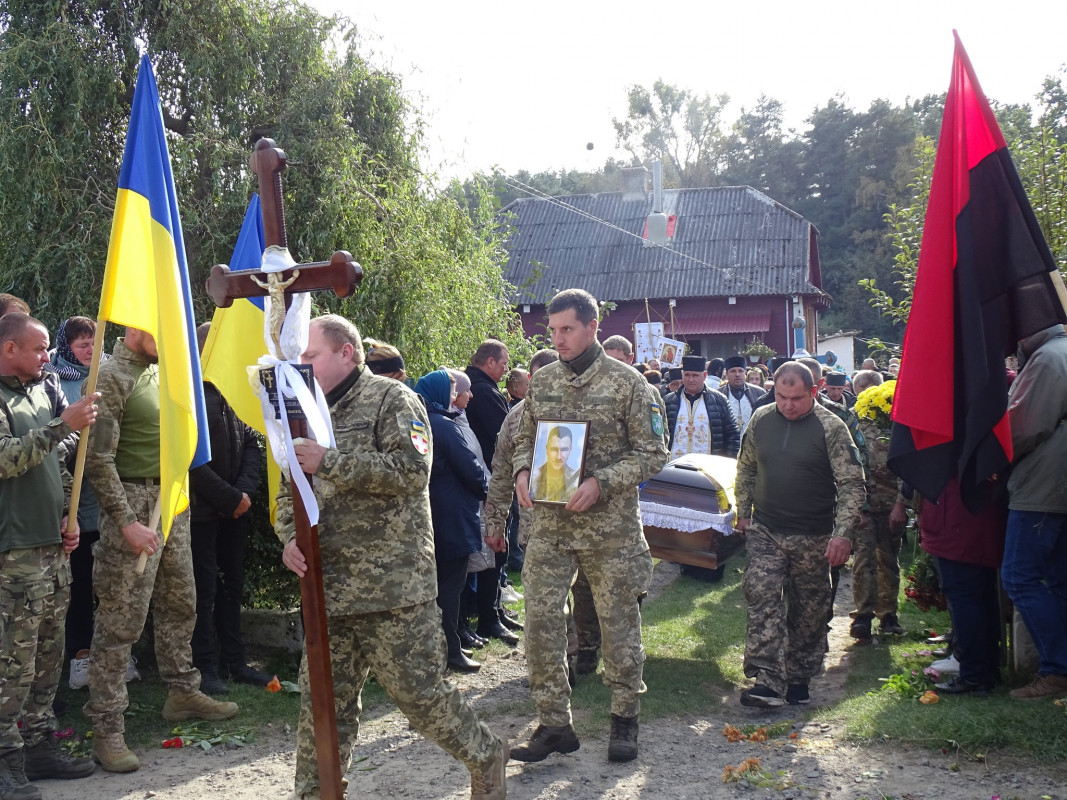 16 місяців чекали на тіло Героя: на Волині все село прийшло на поховання багатодітного батька Ігора Кузьмюка