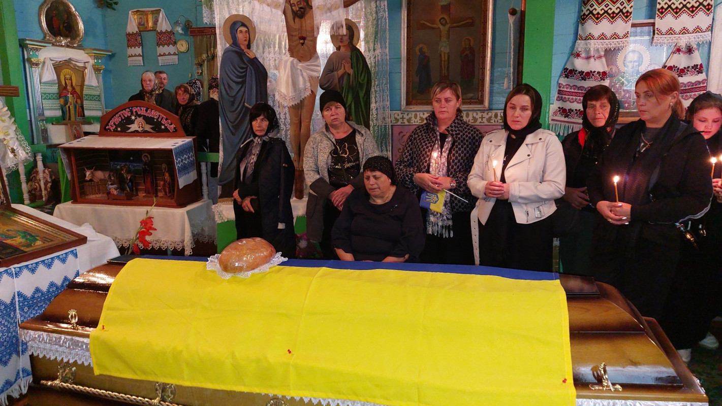 Залишилася дружина, дві доньки та троє онуків: на Волині попрощались з Героєм Василем Дуркотом