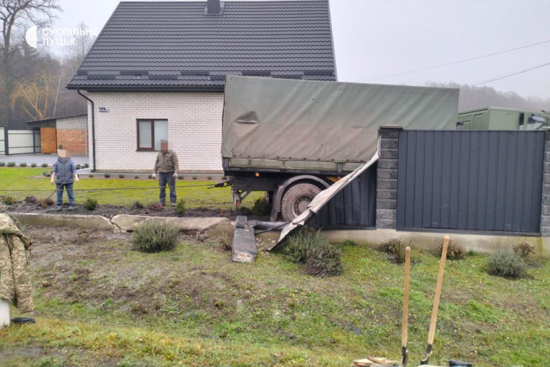 Смертельна аварія у Луцькому районі: водій вантажівки загинув, пасажир - у лікарні
