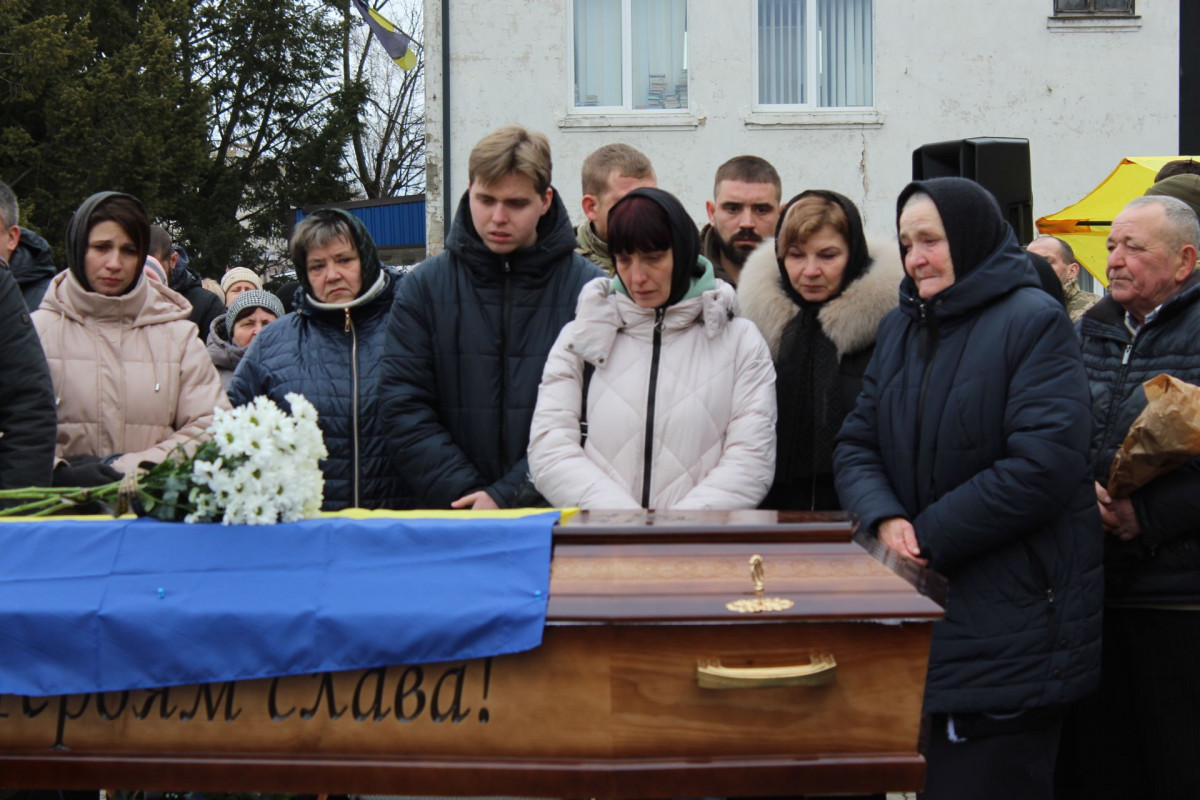 Весільний коровай розділили на кладовищі: на Волині попрощались з Героєм Павлом Бурцем