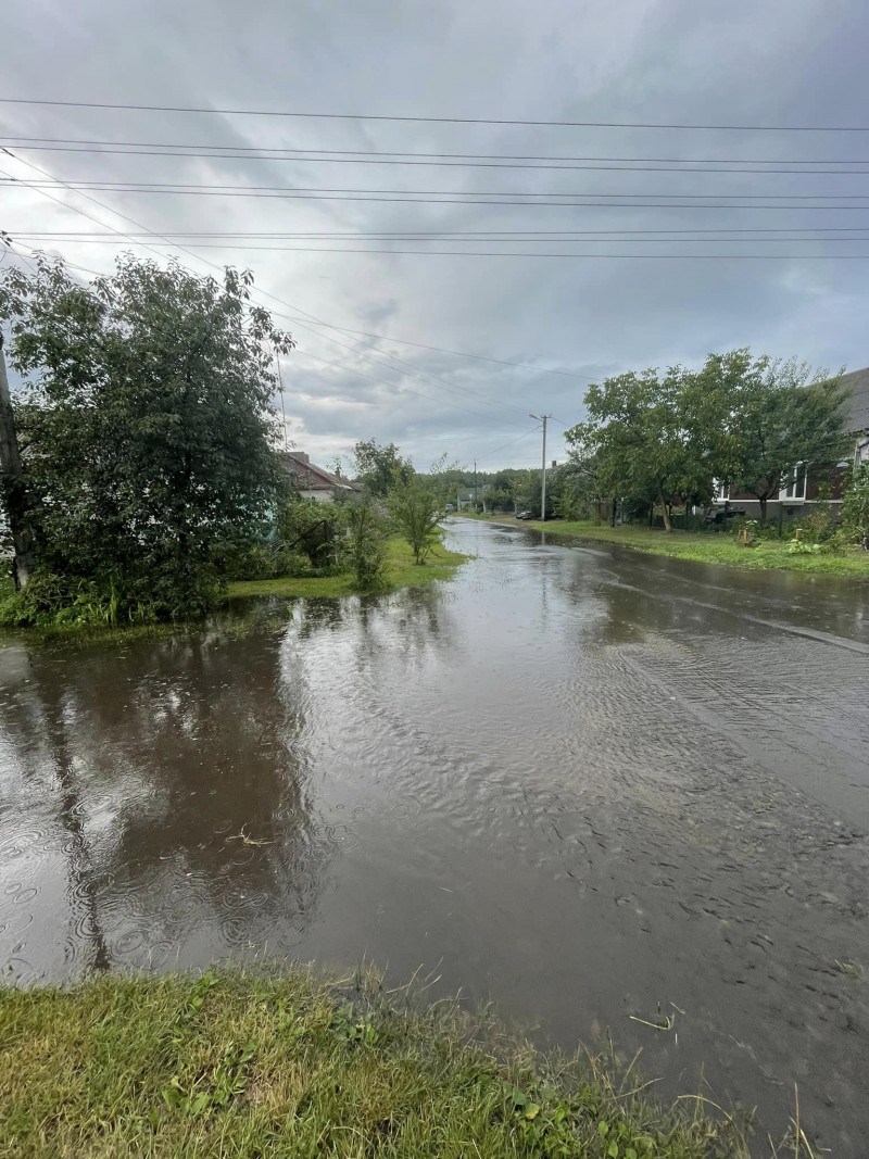 Затопило не лише Луцьк: у Ківерцях люди не можуть вийти на вулицю через озера на дорогах