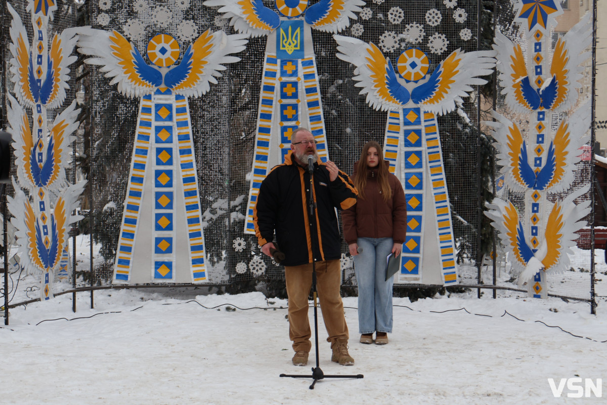 Лучани об’єдналися в «Ланцюг Єднання» до Дня Соборності України. Фоторепортаж