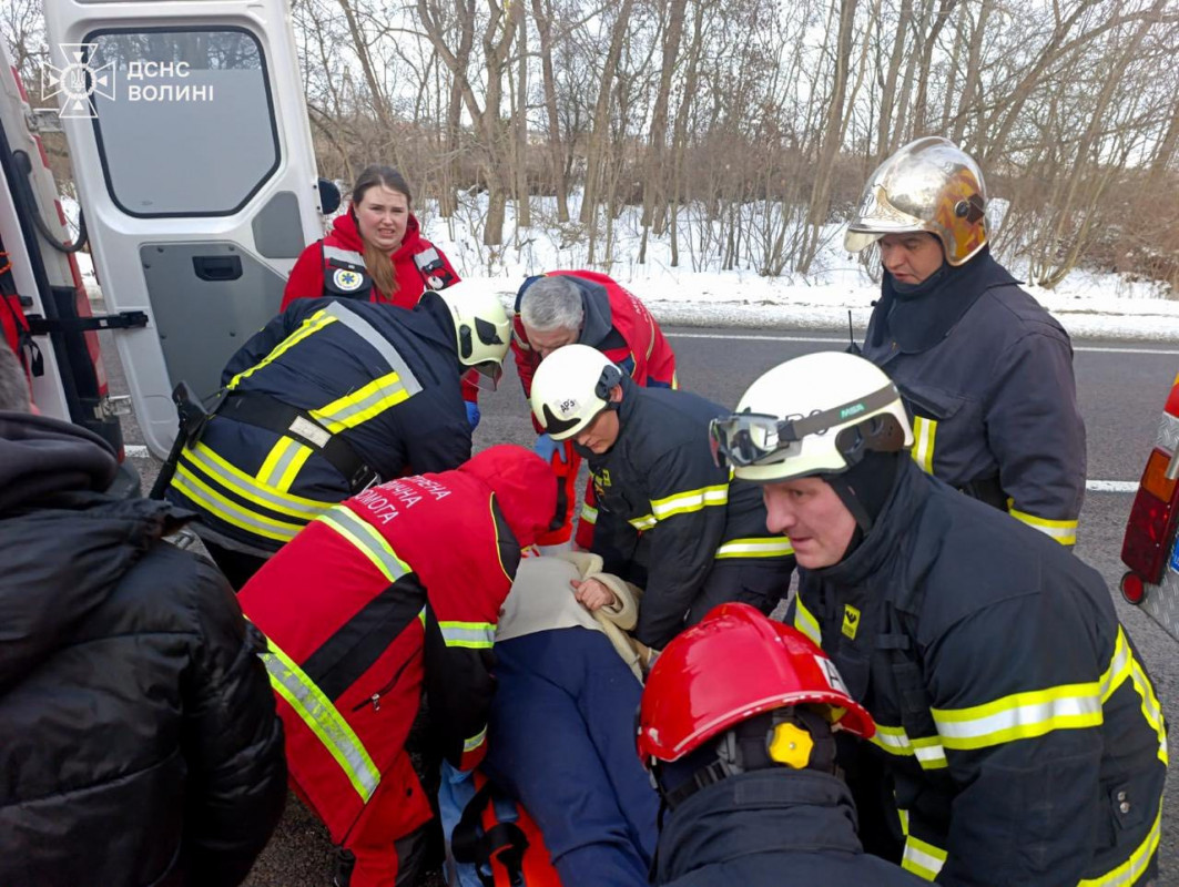 У Луцькому районі автівка зіткнулася з деревом, важко травмувалася жінка