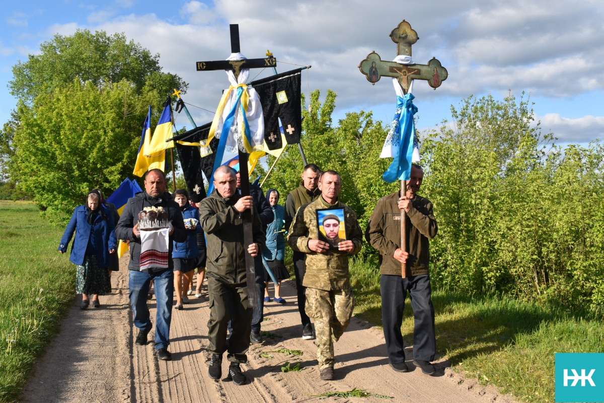 Трагічні Великодні свята: на Волині попрощалися із молодим Героєм Русланом Литвинчуком