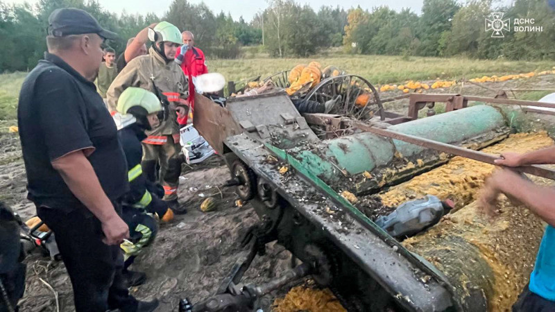 На Волині чоловікові затиснуло ногу в подрібнювачі комбайна