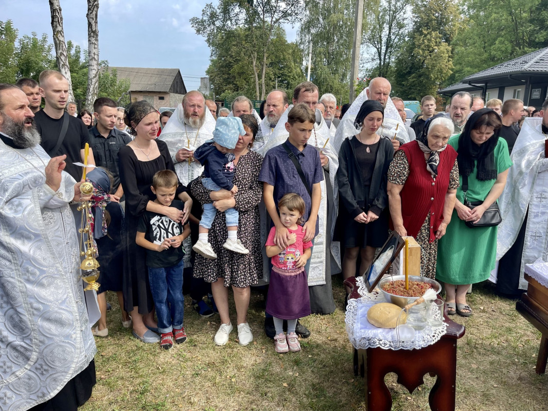 Маленькі діти плакали над домовиною мами: на Волині поховали дружину священника, яка померла після ДТП