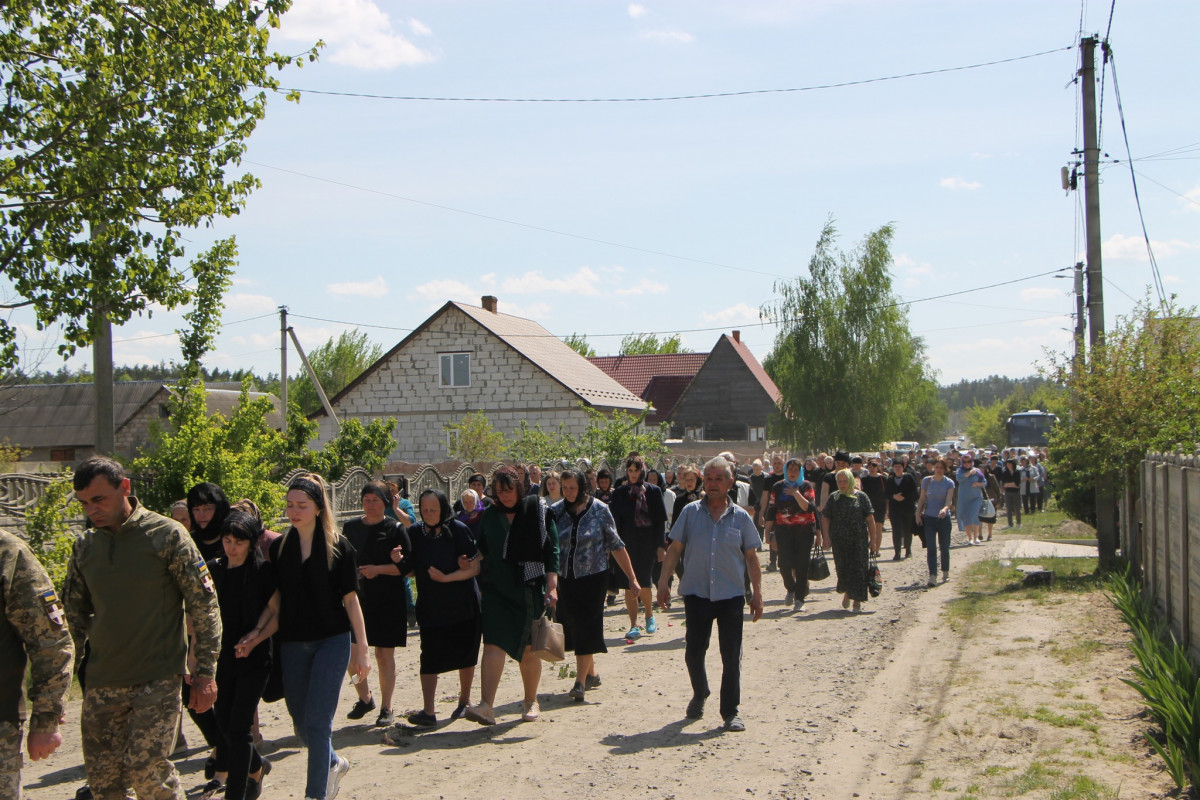 Дві донечки ніколи більше не побачать татка: напередодні Великодня на Волині попрощались з Героєм Олександром Муковським