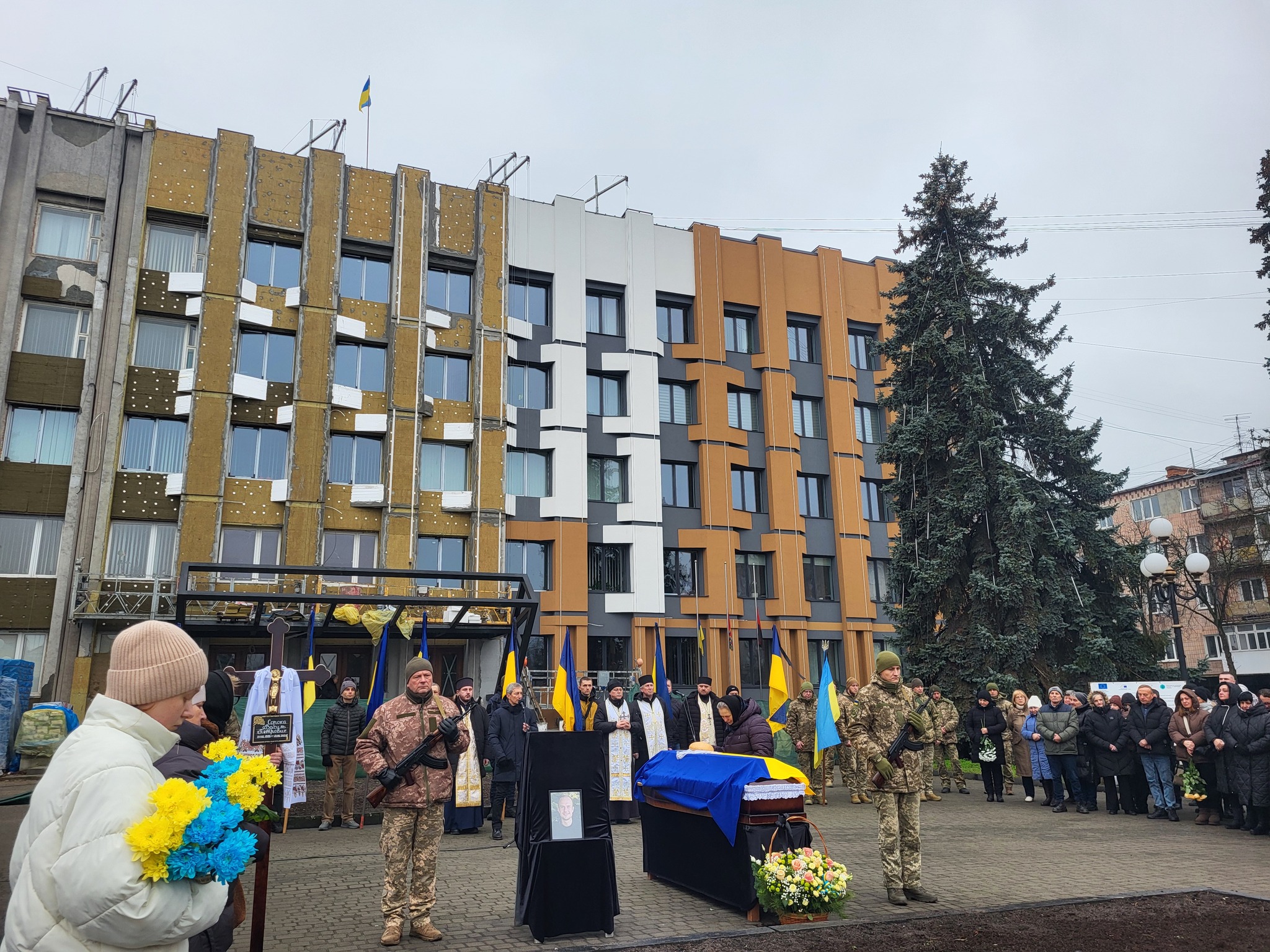 Незадовго до загибелі дізнався, що стане татом третьої доньки: на Волині попрощалися з Героєм Василем Сорокою