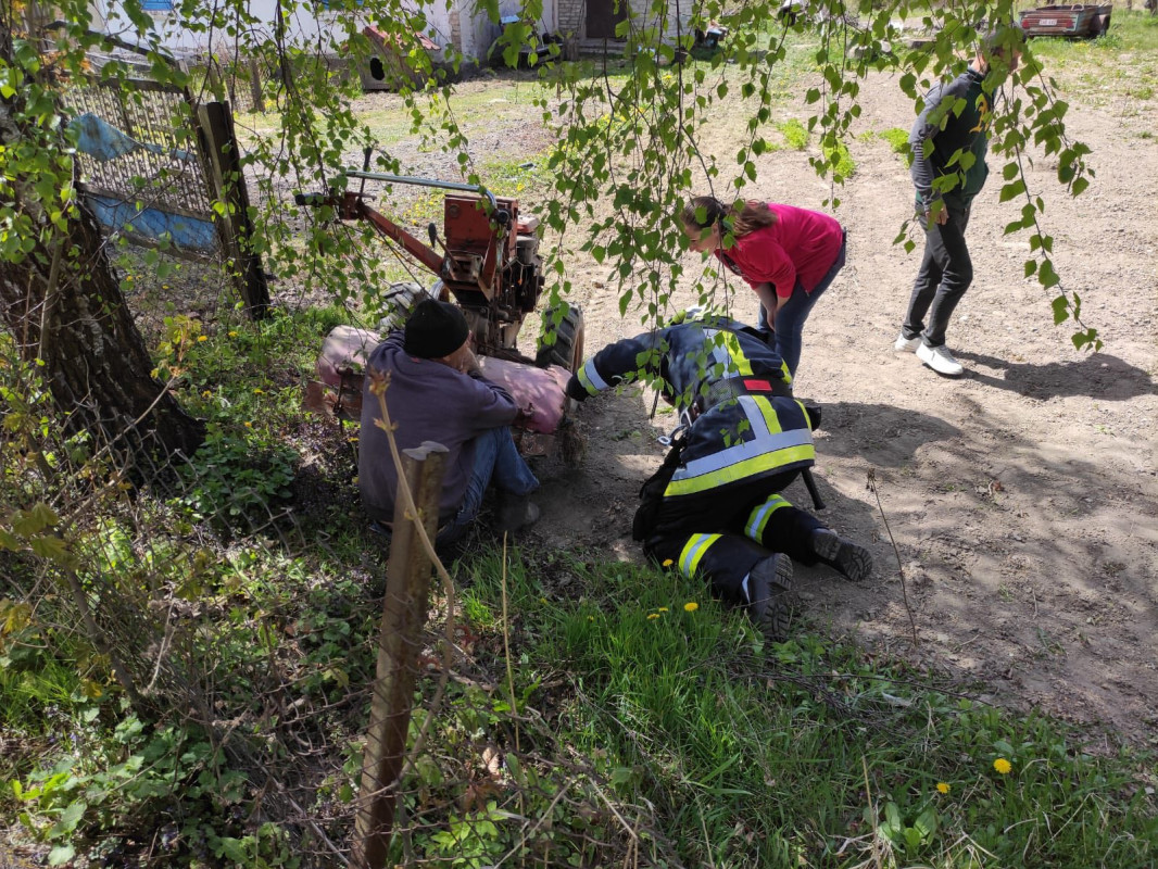 На Волині чоловіку затисло ногу в шнеку комбайна: як його рятували