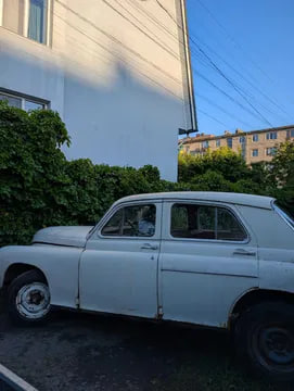 На такому ж їздив Папа Римський: у Луцьку продають ретроавтомобіль